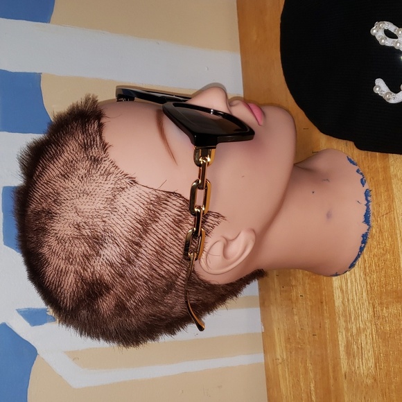 Fashion sunglasses and winter hat - Picture 3 of 13